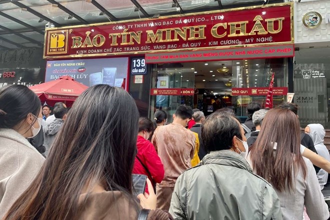 Nguoi dan xep hang cho giao dich vang nhan vao ngay 17.11. Anh: Ha Linh