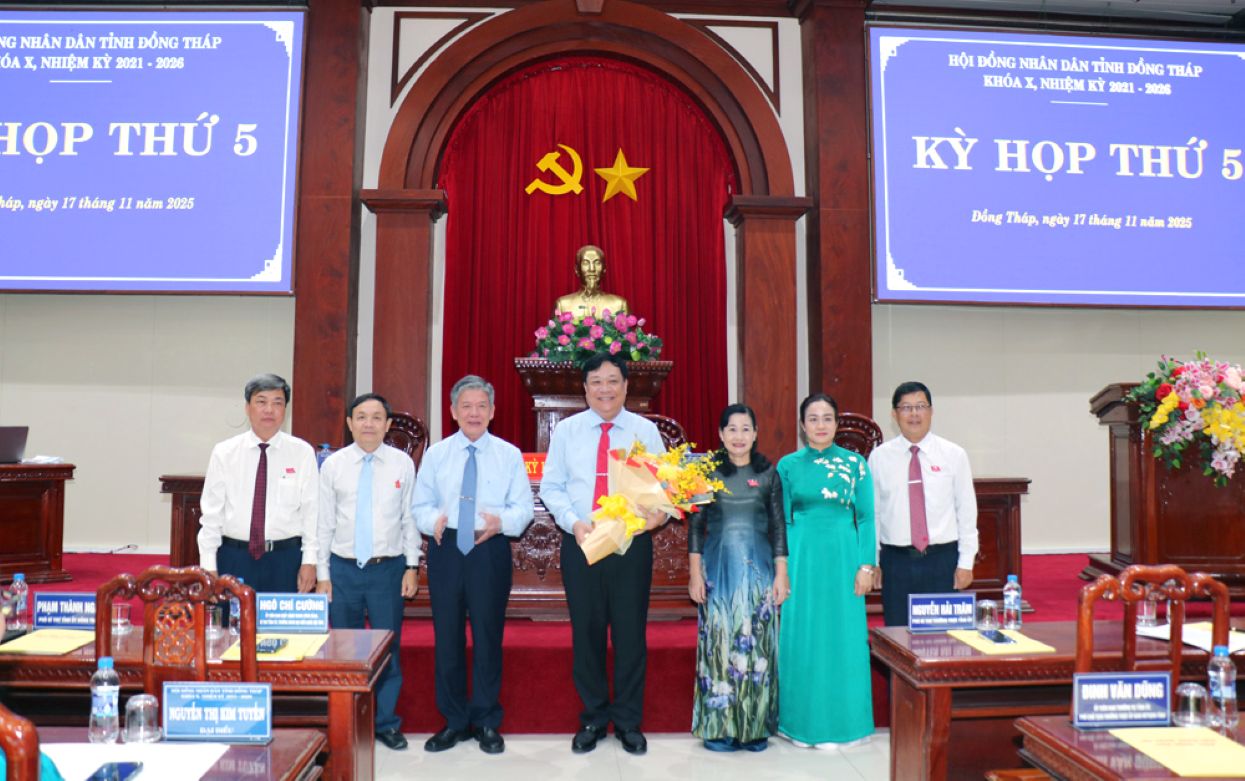 Lanh dao tinh Dong Thap tang hoa chuc mung ong Pham Thanh Ngai duoc bau giu chuc Chu tich UBND tinh Dong Thap nhiem ky 2021-2026. Anh: Cong thong tin dien tu tinh Dong Thap