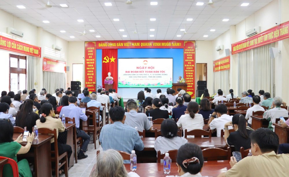 Quang canh Ngay hoi Dai doan ket toan dan toc lien khu dan cu: khu pho 5, 11, 12 Duong Dong. Anh: Ngoc Mai