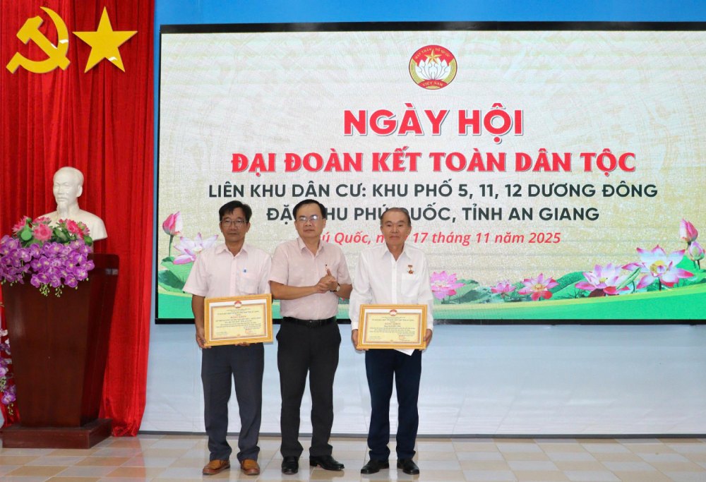 Pho Chu tich Uy ban Mat tran To quoc Viet Nam tinh An Giang Ngo Phuong Vu tang bang khen cua Uy ban Mat tran To quoc Viet Nam tinh An Giang cho 2 tap the. Anh: Ngoc Mai