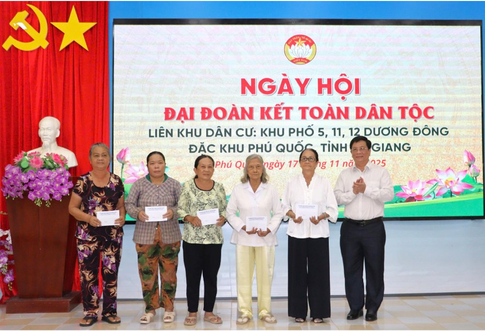 El presidente del Comite Popular Provincial de An Giang Ho Van Mung entrega regalos de apoyo a hogares pobres y hogares en circunstancias dificiles en la zona especial de Phu Quoc. Foto: Ngoc Mai