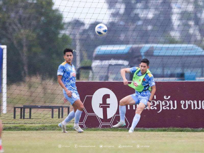 Midfielder Nguyen Hai Long (right) of the Vietnam national team is cautious before the match against Laos. Photo: VFF