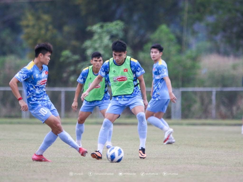 Tuyen Viet Nam thich nghi dieu kien tai Lao. Anh: VFF