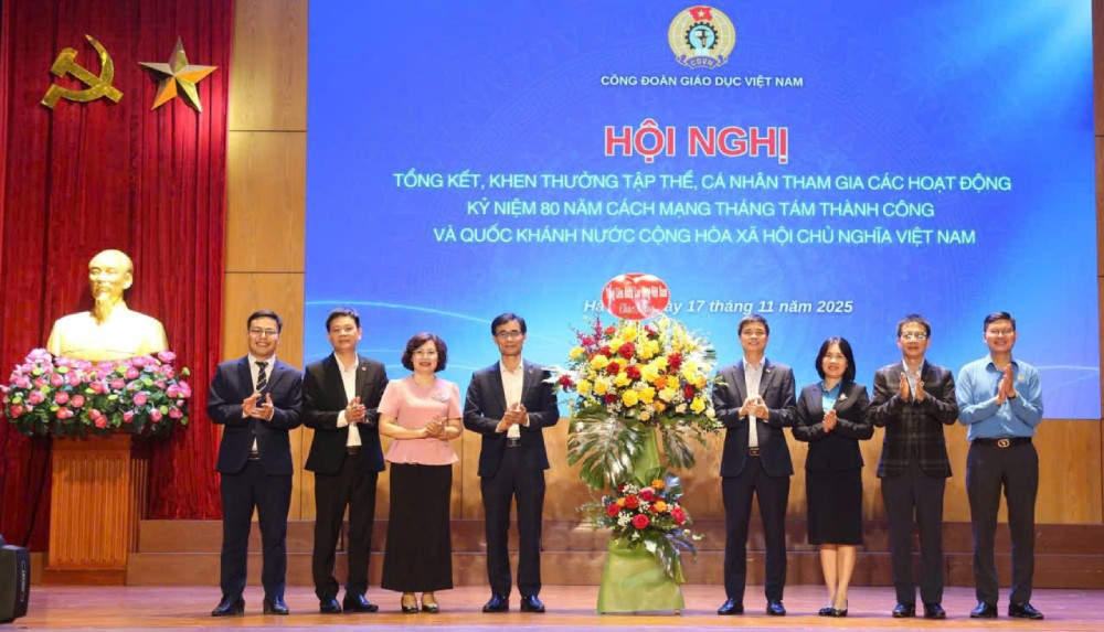 Pho Chu tich Tong Lien doan Lao dong Viet Nam Ngo Duy Hieu va TS. Nguyen Ngoc An trao bang khen cho cac tap the, ca nhan co thanh tich xuat sac tieu bieu tham gia hoat dong ky niem A80. Anh: Quynh Chi