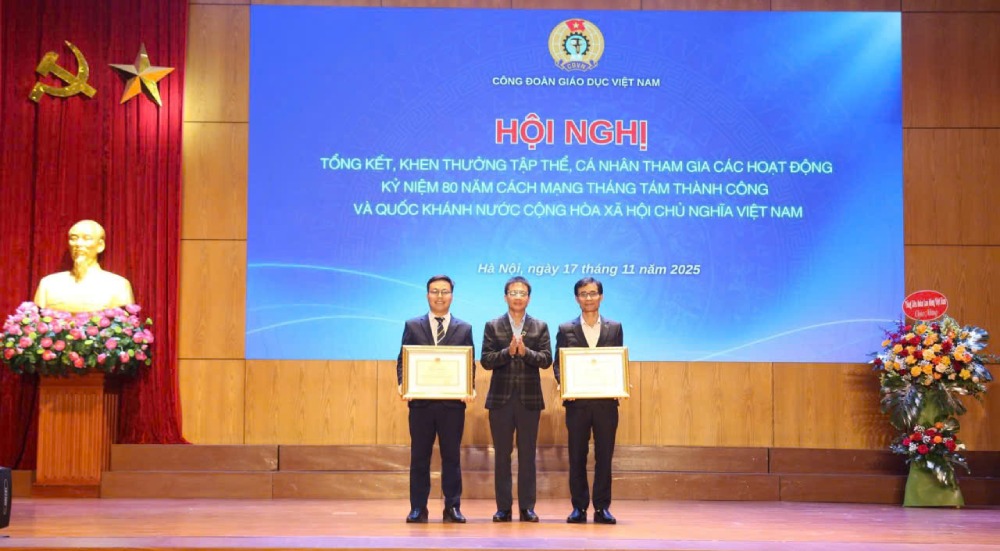 TS. Nguyen Ngoc An, Chu tich Cong doan Giao duc Viet Nam trao bang khen cua Bo truong Bo Giao duc va Dao tao cho Truong Dai hoc Giao thong Van tai va dong chi Nguyen Van Khoi - Bi thu Doan Thanh nien Truong Dai hoc Giao thong Van tai. Anh: Quynh Chi