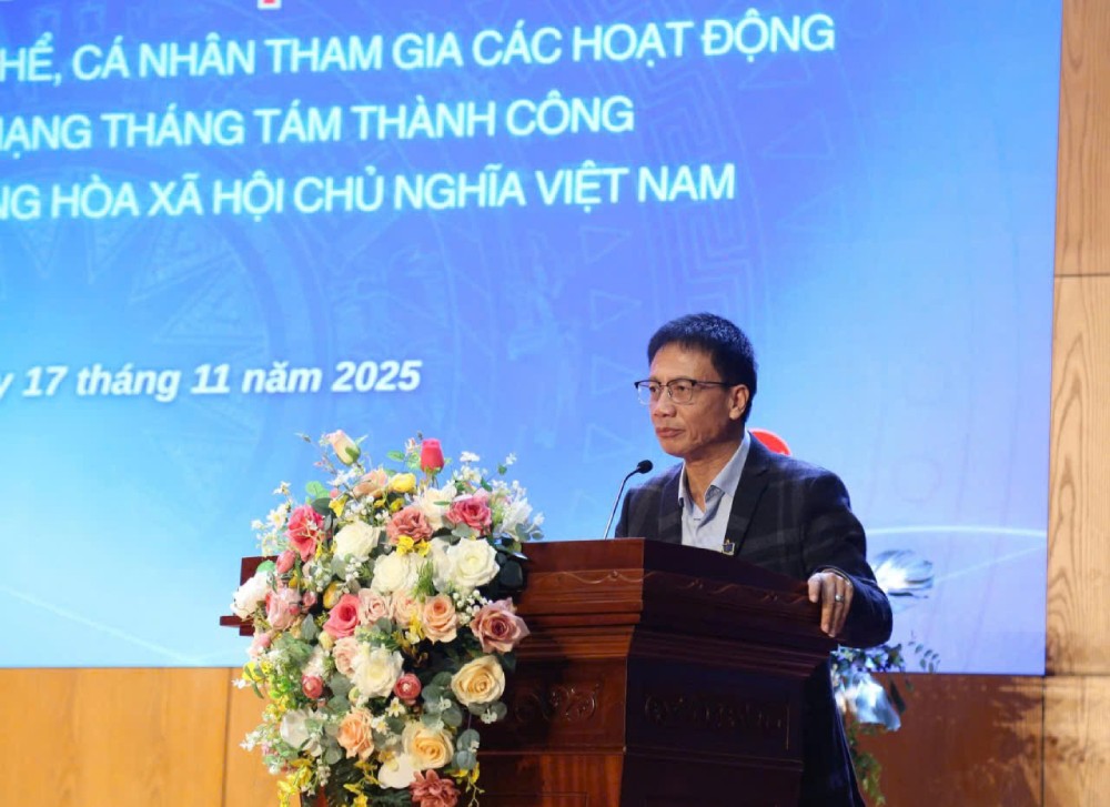 TS. Nguyen Ngoc An gui loi chuc mung, tuyen duong gan 200 nguoi la thay co, sinh vien Truong Dai hoc Giao thong Van tai tham gia dieu hanh khoi cong nhan, vien chuc, nguoi lao dong tai A80. Anh: Quynh Chi