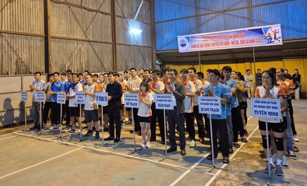 Les equipes participant au tournoi pour celebrer le Congres syndical a tous les niveaux. Photo : Syndicat de Quang Tri
