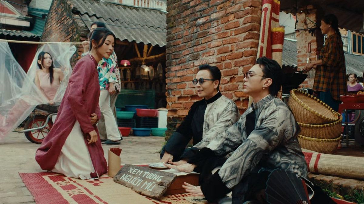 Hinh anh “thay boi xem voi” cua MV tai cho Nom. Anh: MV “Muc ha vo nhan”