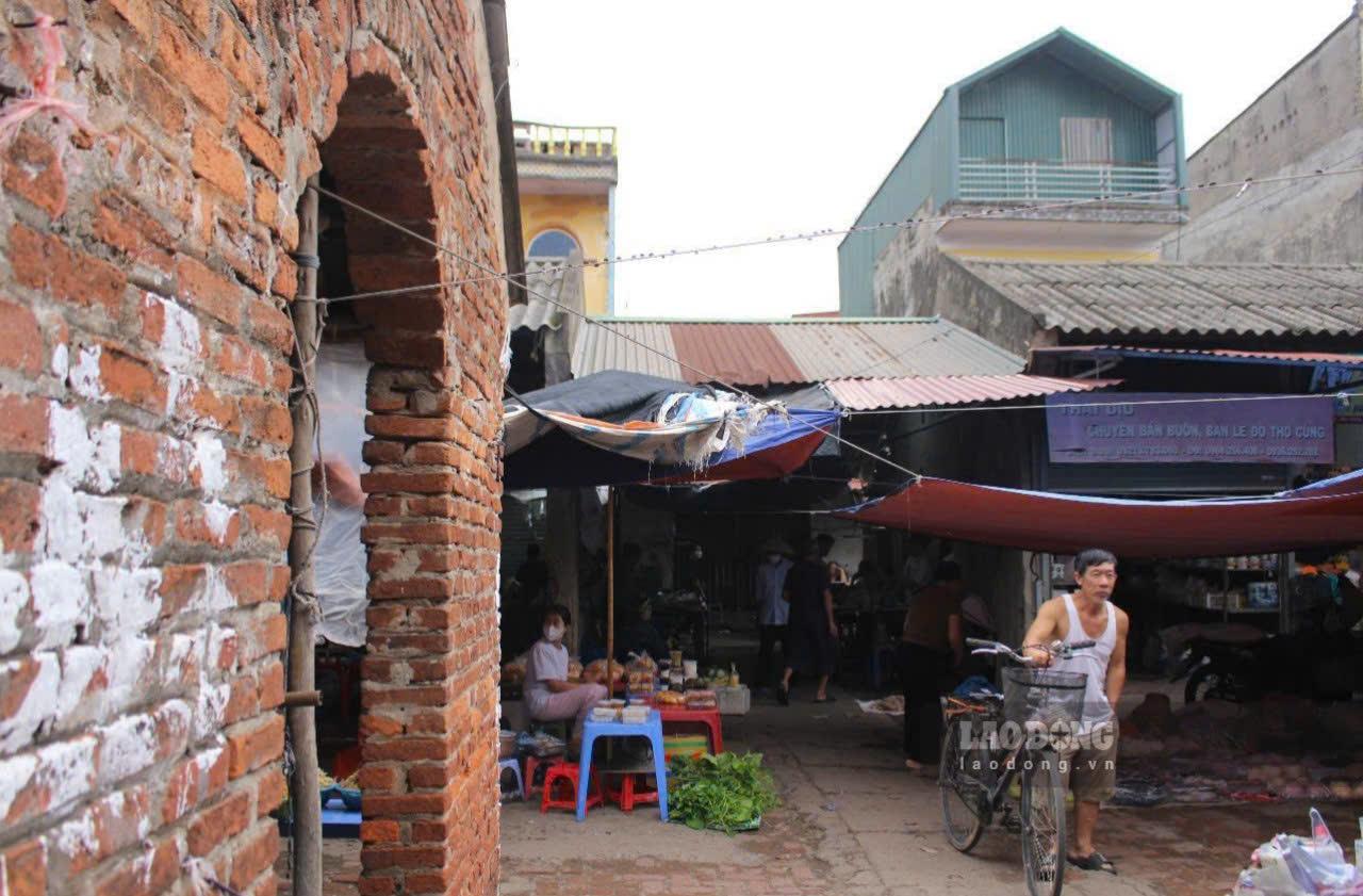 Cho Nom nam truoc chua Nom, ngoi bang gach do ngoai doi thuc. Anh: Le Tuyen