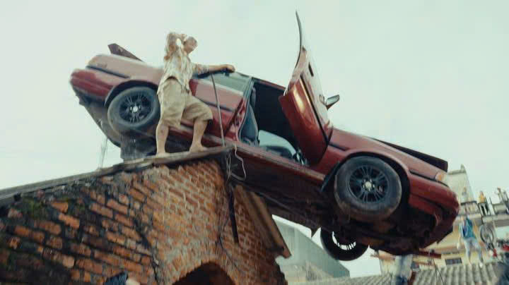 O to tren mai cho trong MV mang y nghia an du. Anh: MV “Muc ha vo nhan”