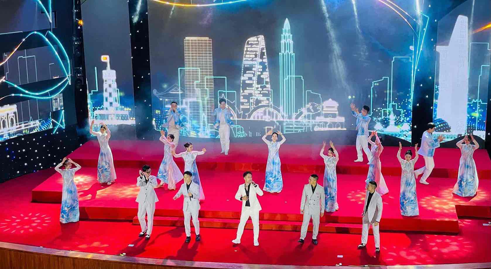 The program contributes to spreading touching stories, humanistic values about studying and following Ho Chi Minh's ideology. Photo: Mai Huong