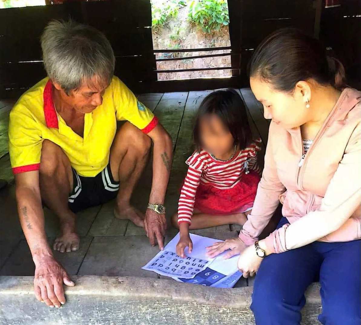 Co Nguyen Thi Lanh - giao vien Truong Mam non so 1 Dakrong (Quang Tri) trong mot buoi den nha hoc sinh day chu. Anh: NVCC