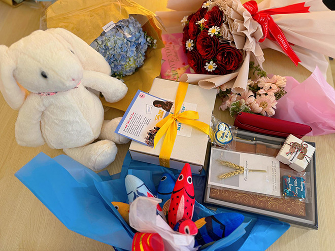 Doan Quoc Dam dang anh qua cua fan. Anh cat tu video