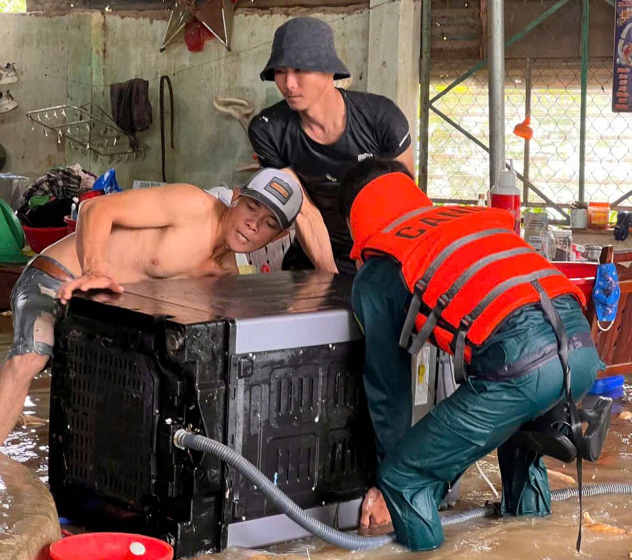 Ho tro nguoi dan vung ngap lut di doi tai san. Anh: Phuong Linh
