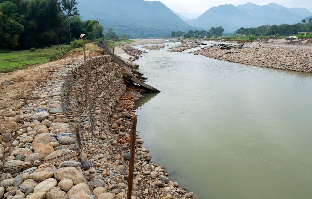 Ke be tong duoc dia phuong gia co tam thoi bang ro da. Anh: Van Duc