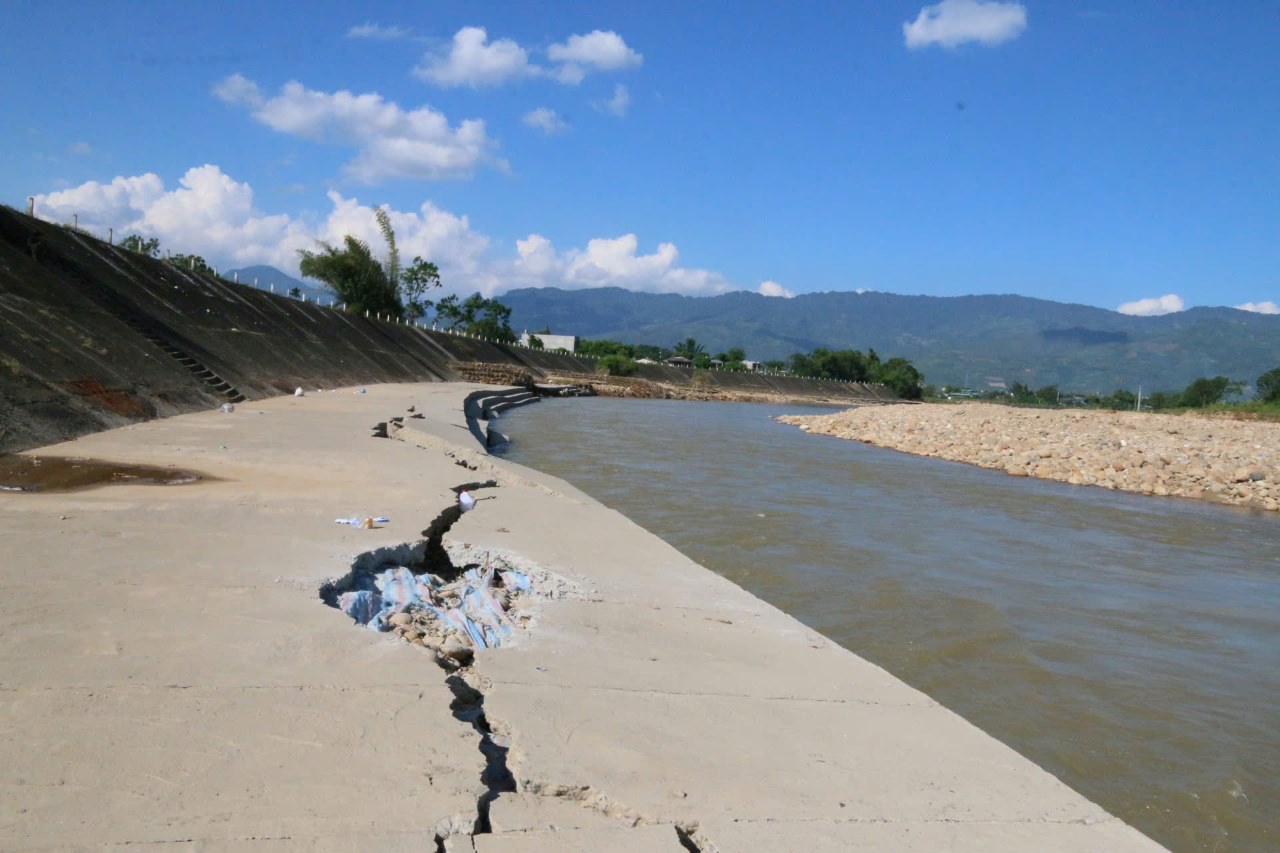 Nhieu vi tri bo ke Suoi Thia bi dut gay tro soi da. Anh: Van Duc