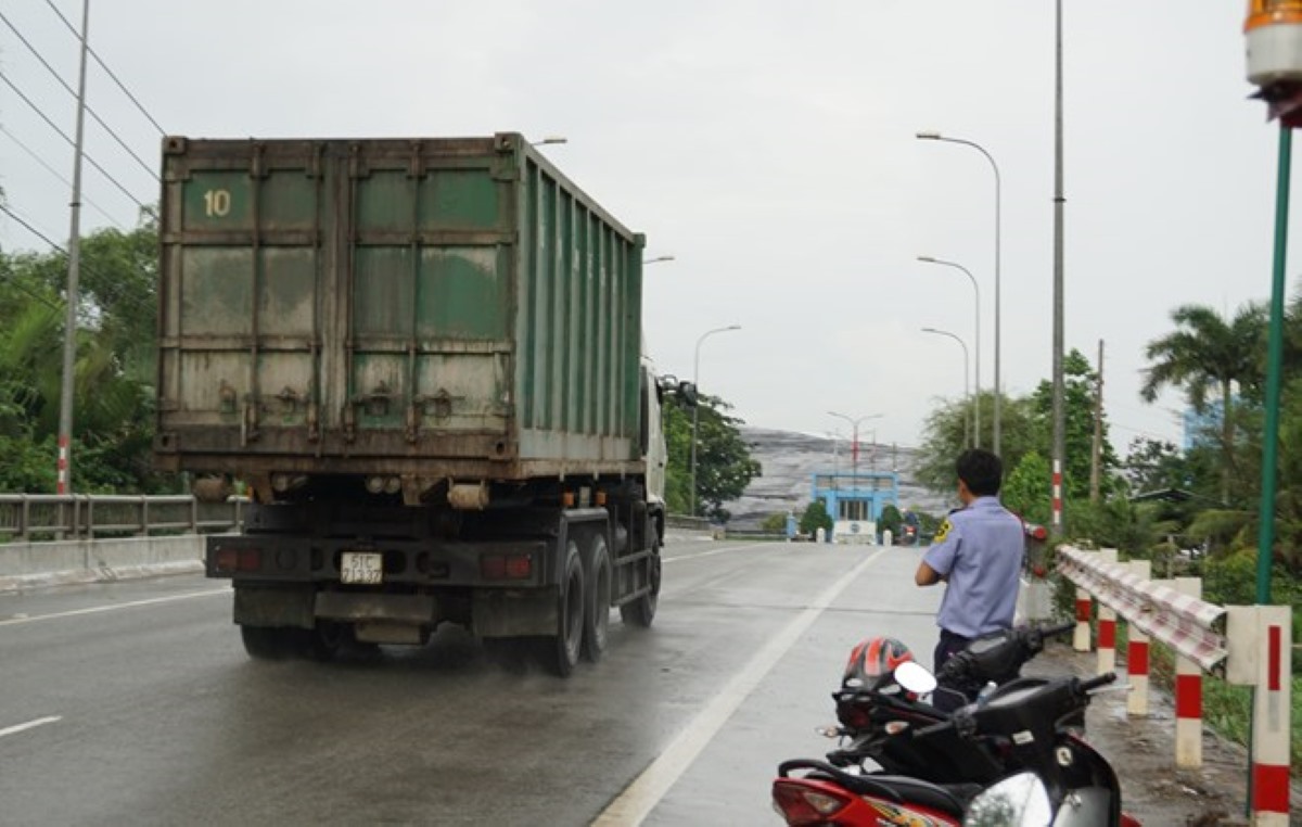 Da Phuoc 쓰레기 매립장으로 들어가는 쓰레기 트럭 (호치민시). 사진: Minh Quan