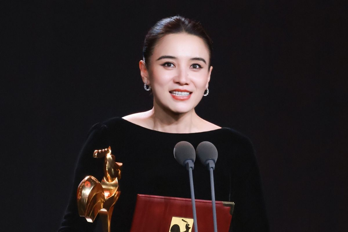 Tong Giai won the 38th Golden Rooster Queen Award. Photo: Xinhua