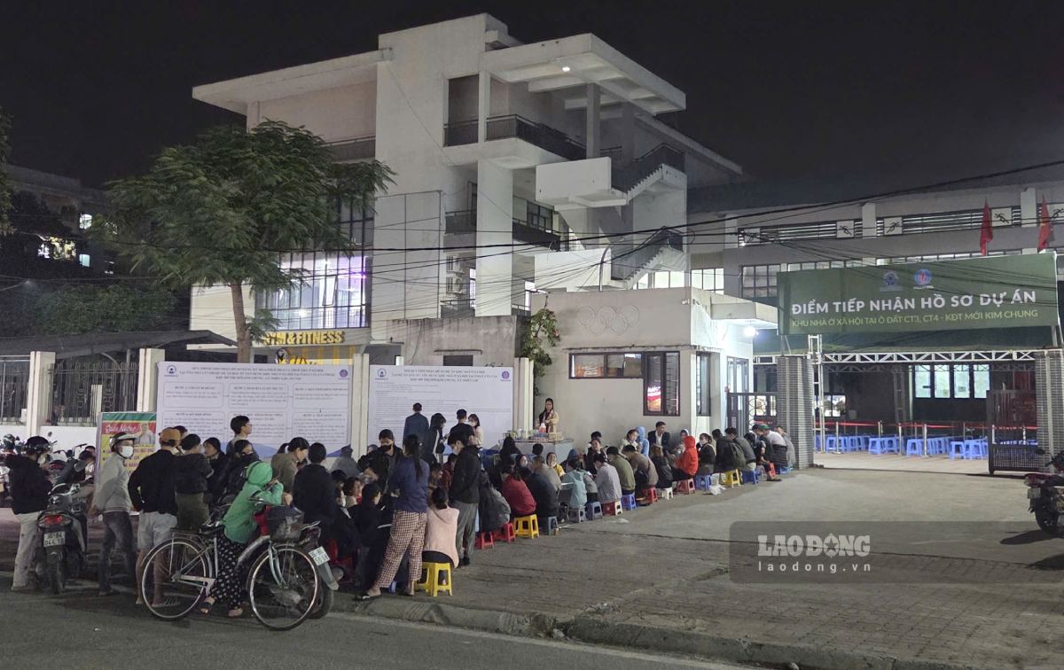 Ghi nhan toi ngay 17.11, hang tram nguoi dan da co mat tai diem nop ho so du an nha o xa hoi CT3 Kim Chung de giu cho, san sang cho xuyen dem de nop ho so. Anh: Trang Anh - Nhu Ha