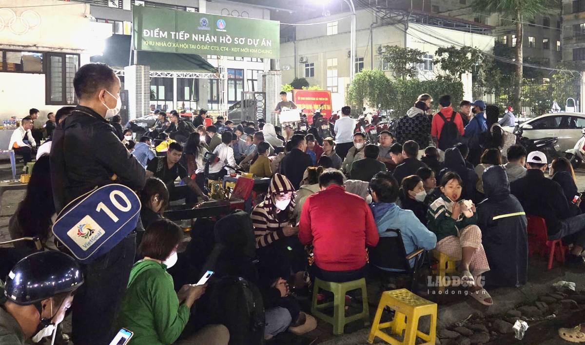 Ngay cang dong nguoi dan den diem nop ho so de giu cho. Anh: Nhu Ha