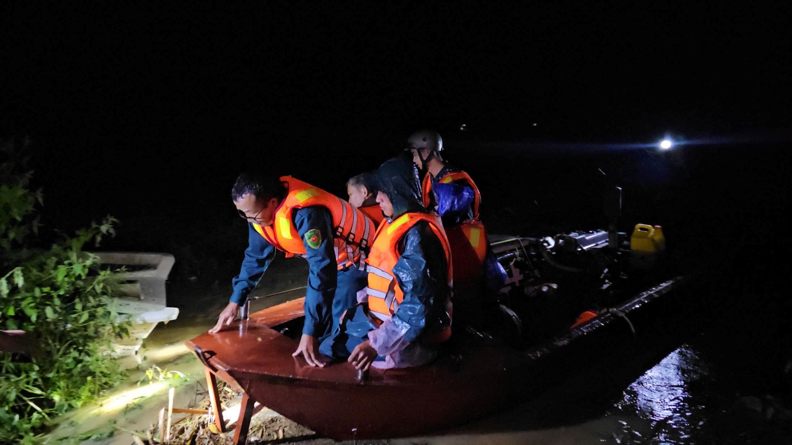 Luc luong cuu ho dua nguoi dan bi sot cao ra khoi vung ngap ung, chia cat. Anh: Thanh Quynh