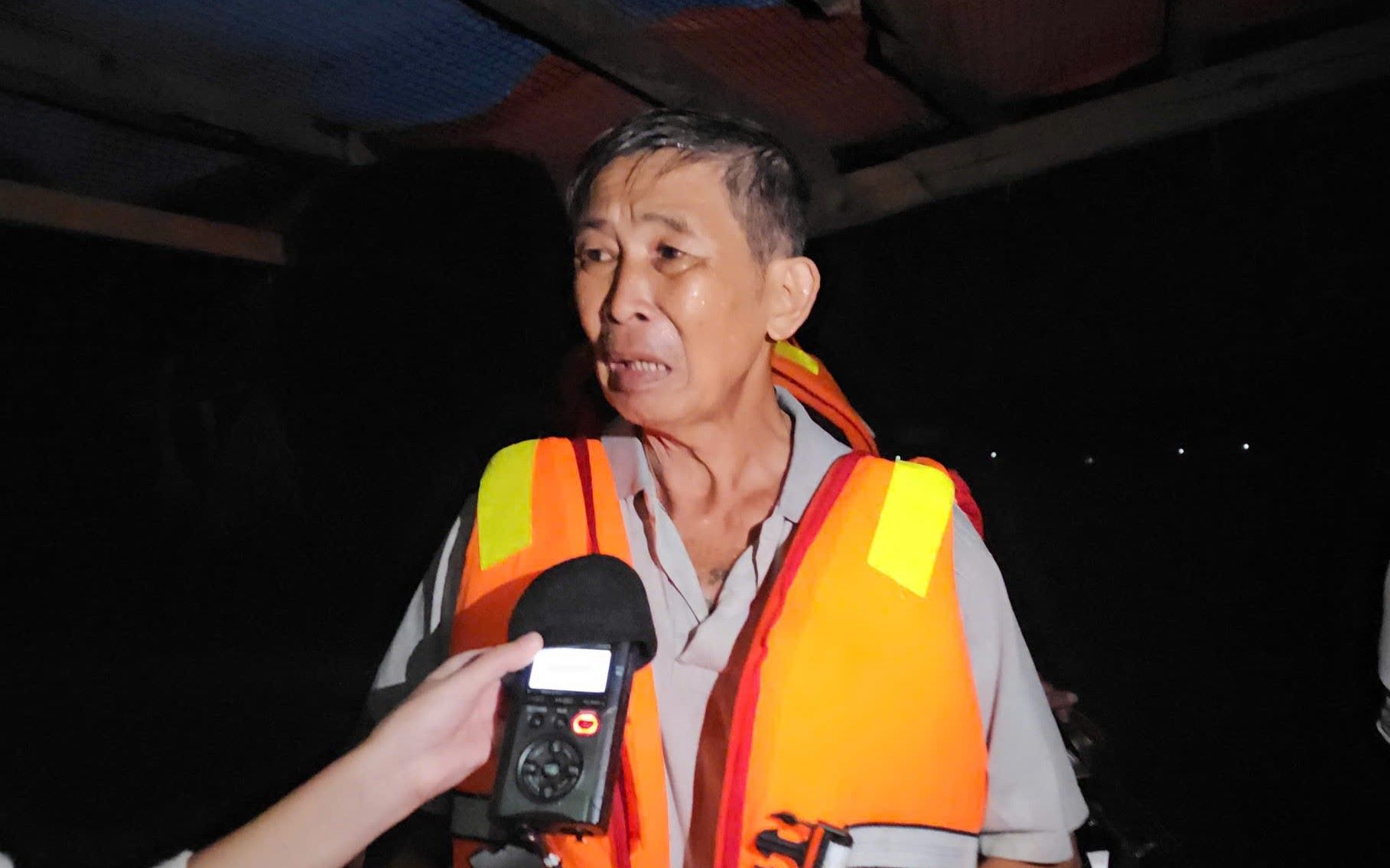 Ong Chau Minh Duc vui mung khi duoc dua ra khoi vung bi co lap. Anh: Thanh Quynh