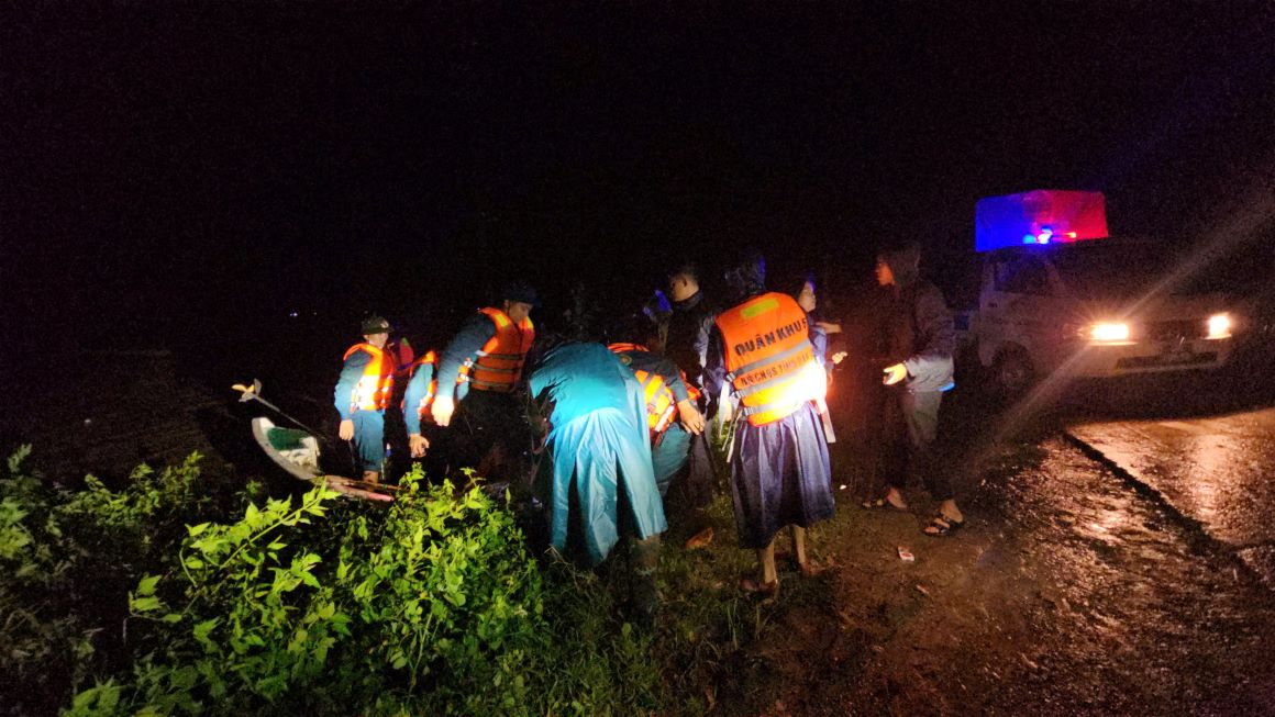 Luc luong cuu ho co mat san sang ung cuu nguoi dan. Anh: Thanh Quynh