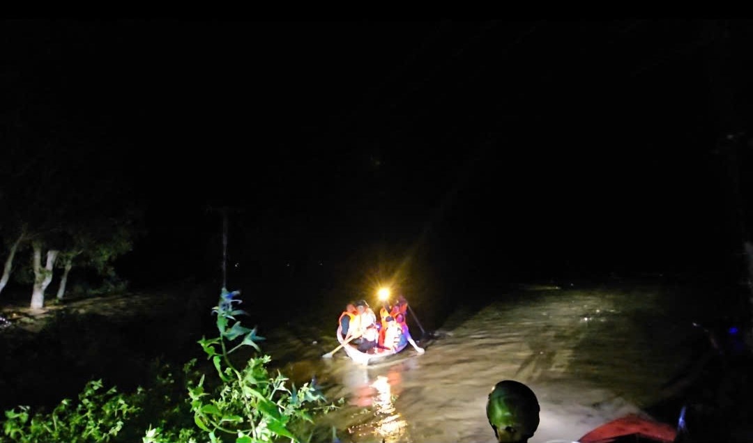 The Chairman of the People's Committee of Krong Bong Commune (Dak Lak) rowed a boat to bring the group to shore after the boat had a problem with the engine failure. Photo: Thanh Quynh