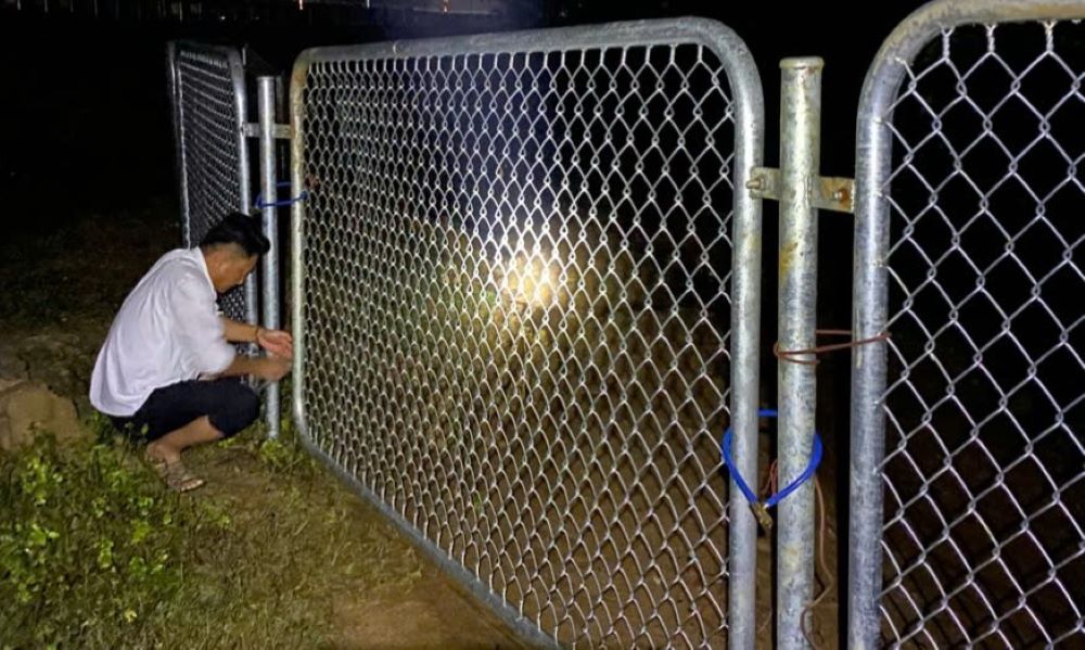 Ban Quan ly duong Ho Chi Minh khac phuc lai hang rao va dung khoa de tranh tai dien. Anh: Han Nguyen