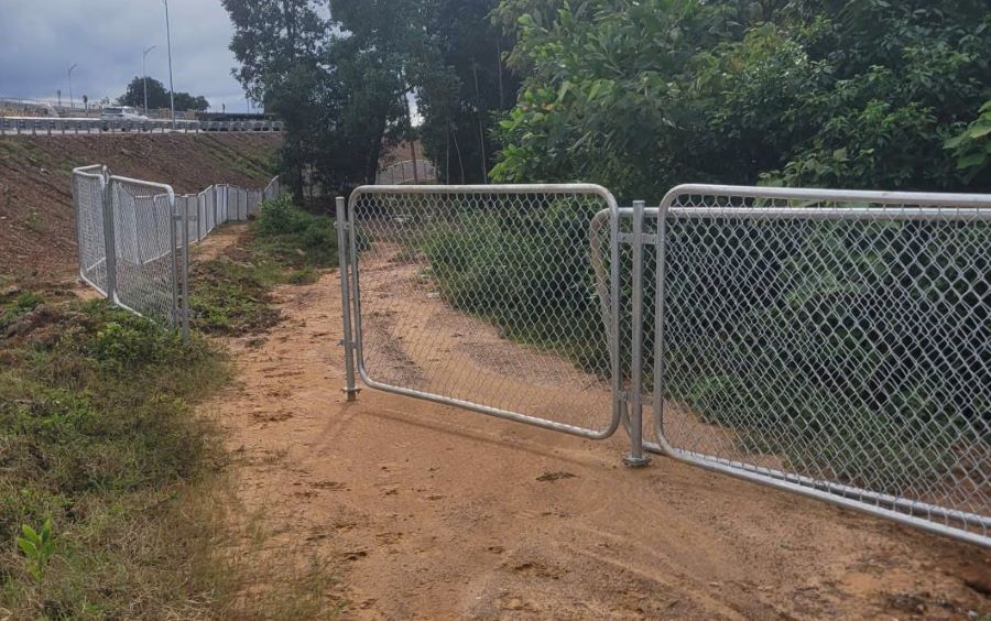 Doan hang rao an toan giao thong bi thao go. Anh: Han Nguyen