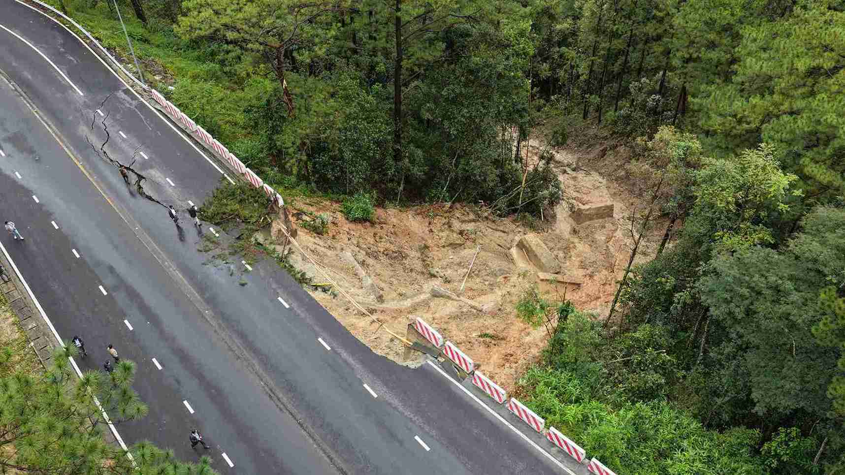 Diem sat lo tren deo Prenn keo dai khoang 100m va an sau ra mat duong khoang 7,5m. Anh: Phuc Khanh