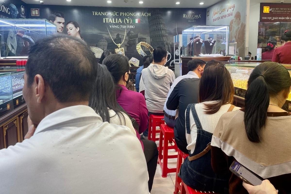 Gia vang tang, nguoi dan do ve xep hang cho giao dich vang nhan ngay mot tang. Anh: Ha Linh 