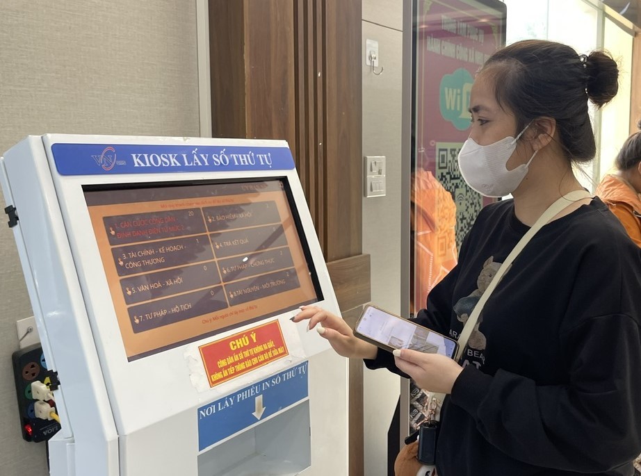 Nguoi dan bam so thu tu de lam thu tuc hanh chinh tai . Anh: Nguyen Truong