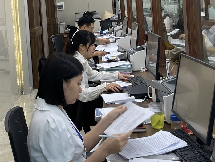 Can bo cong chuc xa mien nui Cuc Phuong (Ninh Binh) tiep nhan ho so va giai quyet thu tuc hanh chinh cho nguoi dan. Anh: Nguyen Truong