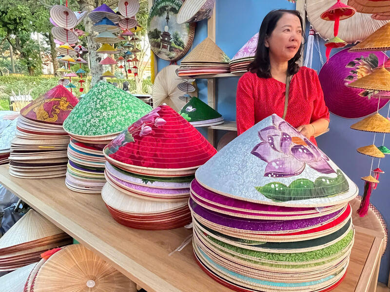 សកម្មភាព និងសិប្បកម្មប្រពៃណីមួយចំនួនបានទាក់ទាញភ្ញៀវទេសចរក្នុងស្រុក និងបរទេសជាច្រើន។ រូបថត៖ ទួន វី