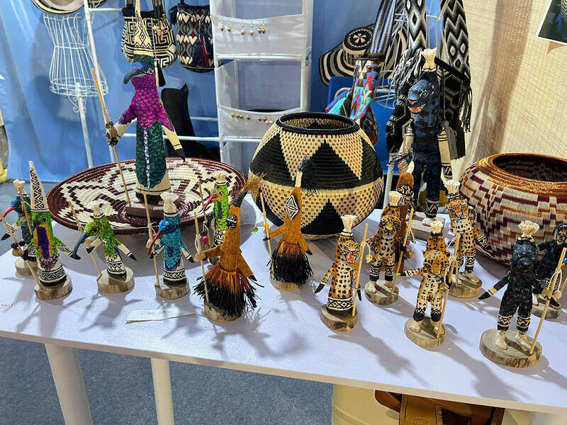 សិប្បកម្មប្លែកៗមួយចំនួននៅតូបអន្តរជាតិ។ រូបថត៖ ទួន វី