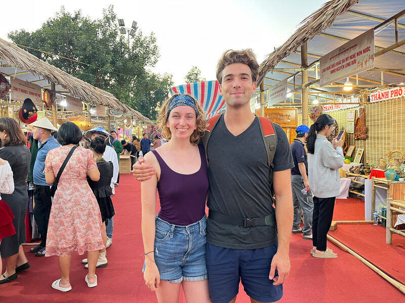 អ្នកទេសចរជនជាតិអង់គ្លេសពីរនាក់បានចំណាយពេលវេលាជាច្រើនដើម្បីសង្កេតមើលសិប្បករដោយផ្ទាល់ក្នុងការផលិតផលិតផលសិប្បកម្មប្រពៃណី។ រូបថត៖ ទួន វី