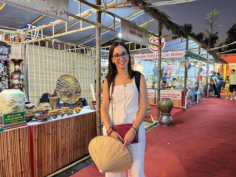 ស្ត្រី​ទេសចរ​ជនជាតិ​អេ​ស្ប៉ា​ញ​រូប​នេះ​បាន​ទិញ​វត្ថុ​អនុស្សាវរីយ៍​ជូន​សាច់​ញាតិ​របស់​នាង​ត្រឡប់​មក​ផ្ទះ​វិញ ។ រូបថត៖ ទួន វី