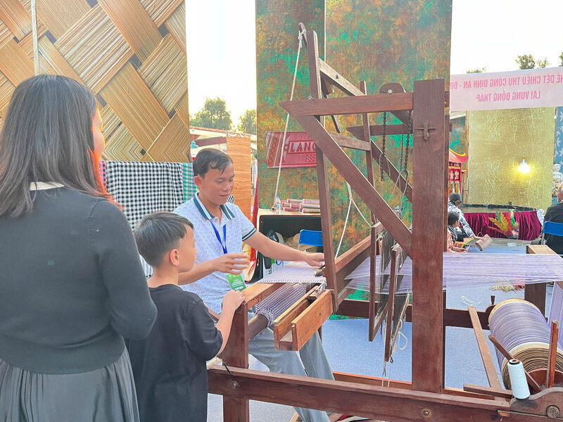 រៀបចំឡើងវិញនូវទិដ្ឋភាពតម្បាញសូត្រនៅមហោស្រពអភិរក្ស និងអភិវឌ្ឍន៍ភូមិសិប្បកម្មអន្តរជាតិឆ្នាំ ២០២៥ នៅទីក្រុងហាណូយ។ រូបថត៖ ទួន វី