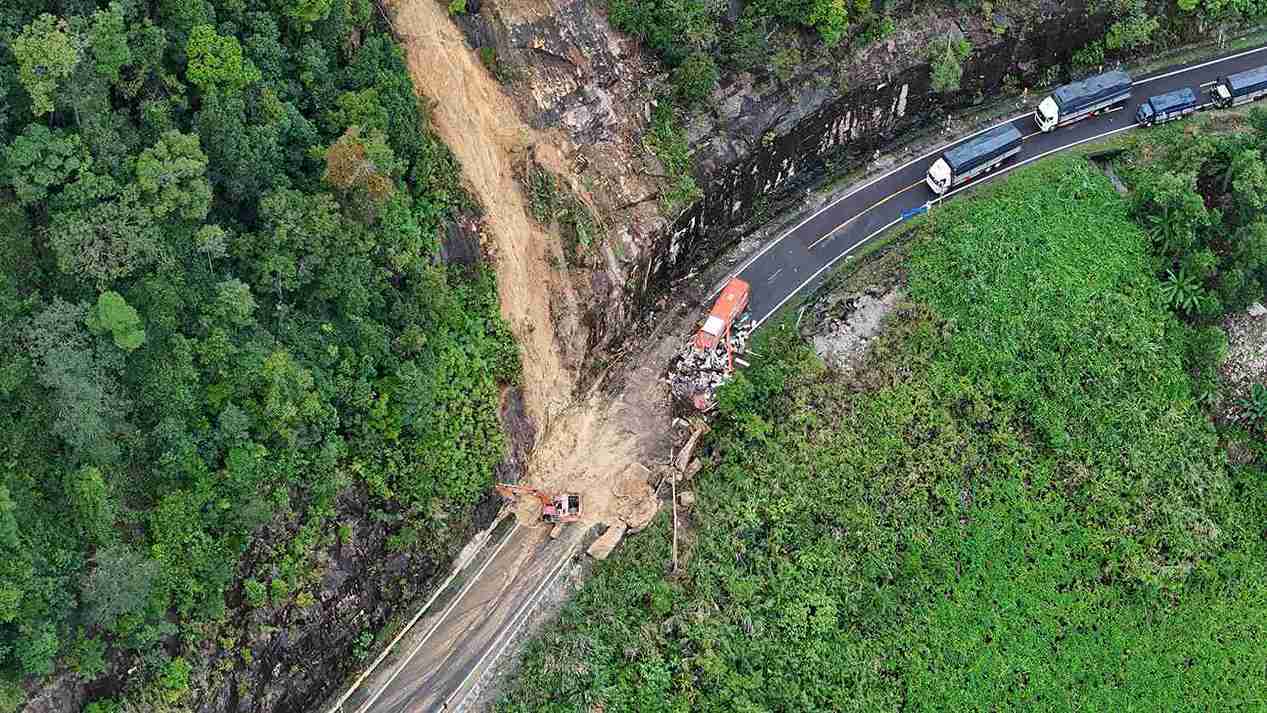 The authorities have issued a notice prohibiting traffic from Nha Trang to Da Lat through Khanh Le Pass due to landslides. Photo: Hieu Giang