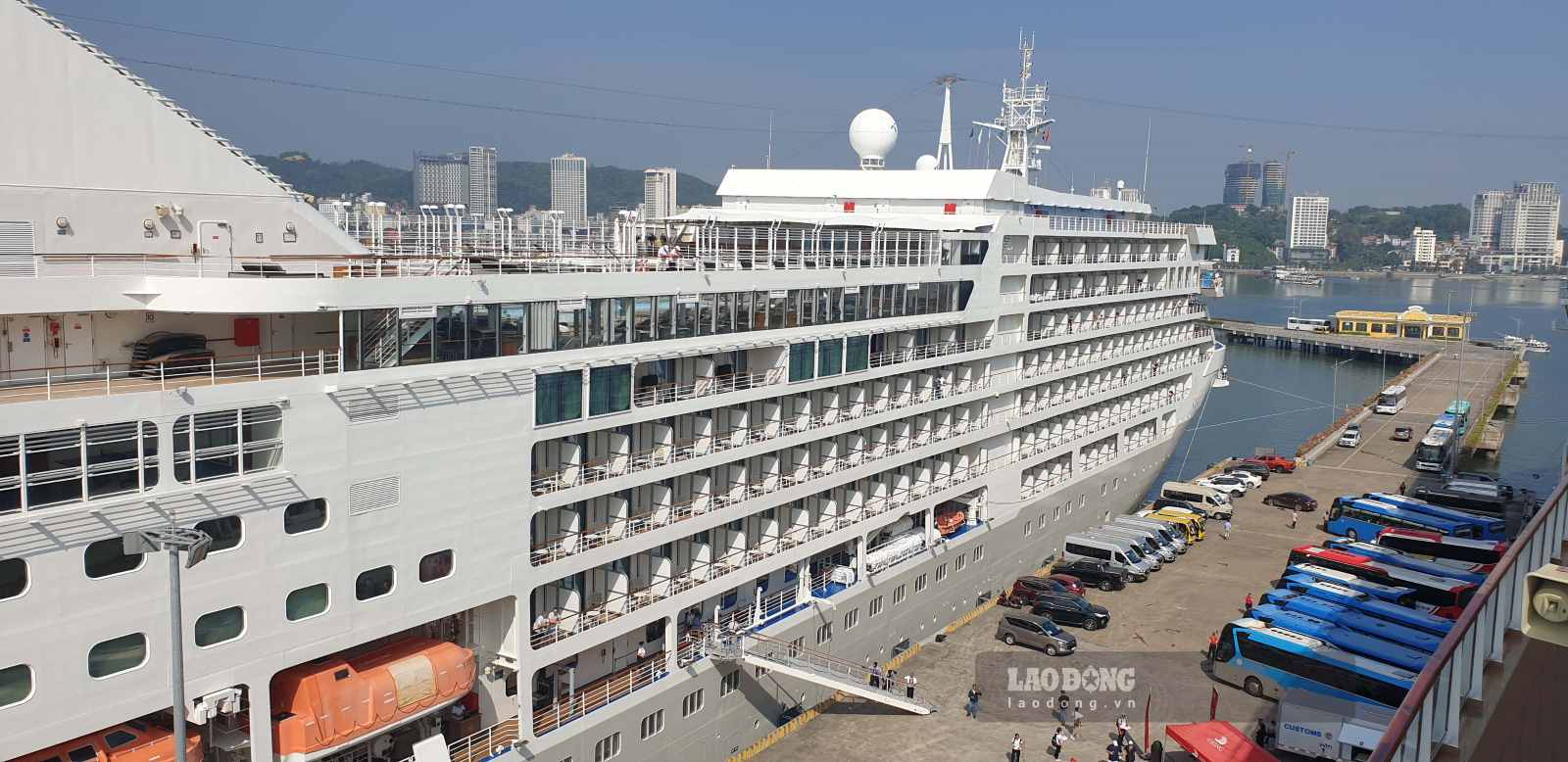 観光産業はクアンニン省の総予算収入に大きく貢献している。写真: グエン・フン