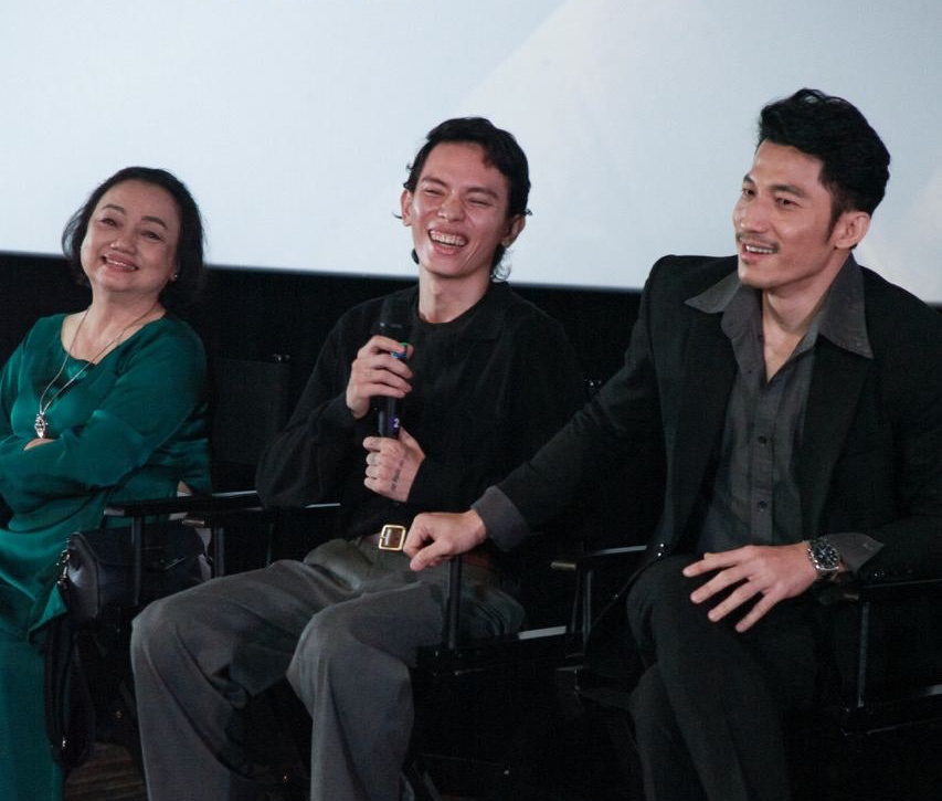 Lien Binh Phat (extremo derecho) comparte sobre el proceso de filmacion. Foto: Equipo de filmacion.