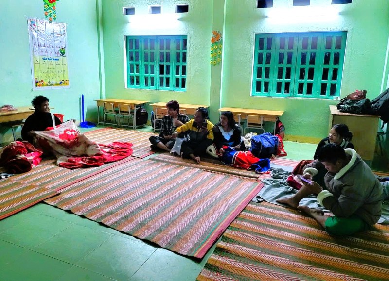 Luc luong chuc nang vua dam bao doi song cho nguoi dan so tan, vua no luc tim kiem cac nan nhan con mat tich sau vu sat lo o Hung Son. Anh: Truong An