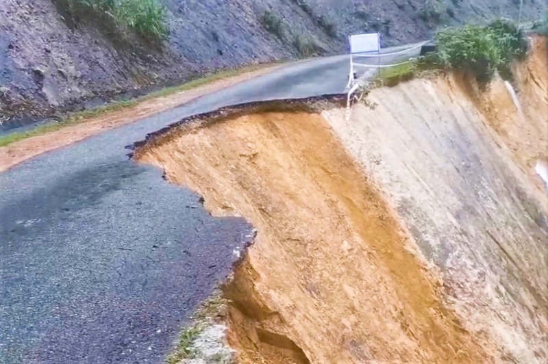 Mua lon gay sat lo chia cat nhieu tuyen giao thong tai mien nui Da Nang. Anh: Truong An