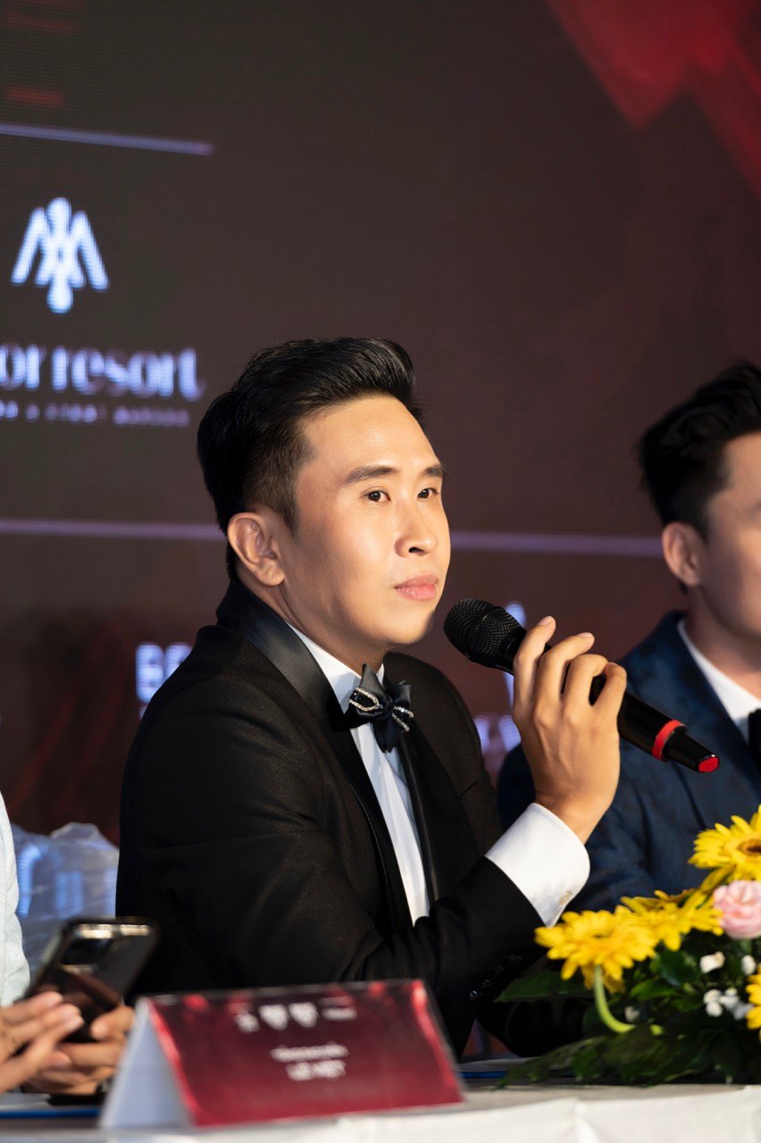 Ban to chuc Nam vuong Manhunt Vietnam 2025 tra loi phong van truyen thong. Anh: Ban to chuc.