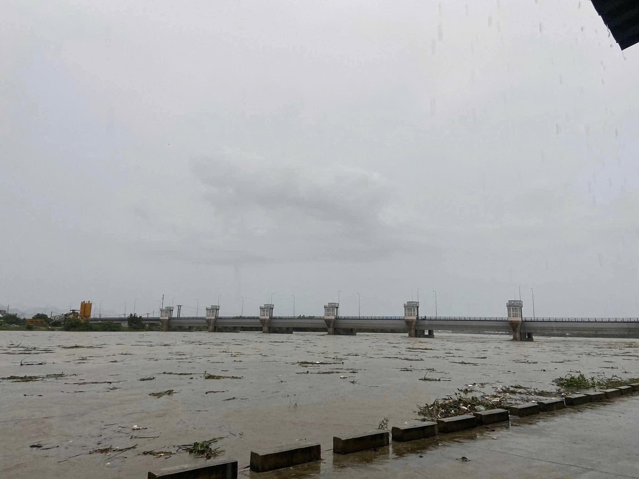 As of the morning of November 18, there are 64 reservoirs in Khanh Hoa, reaching nearly 88% of the designed capacity. Photo: Vinh Thanh