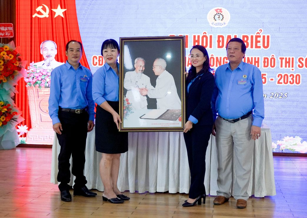 Ba Le Thi Suong Mai tang anh Bac Ho va Bac Ton cho Dai hoi CDCS Cong ty CP Cong trinh do thi Soc Trang. Anh: Phuong Anh