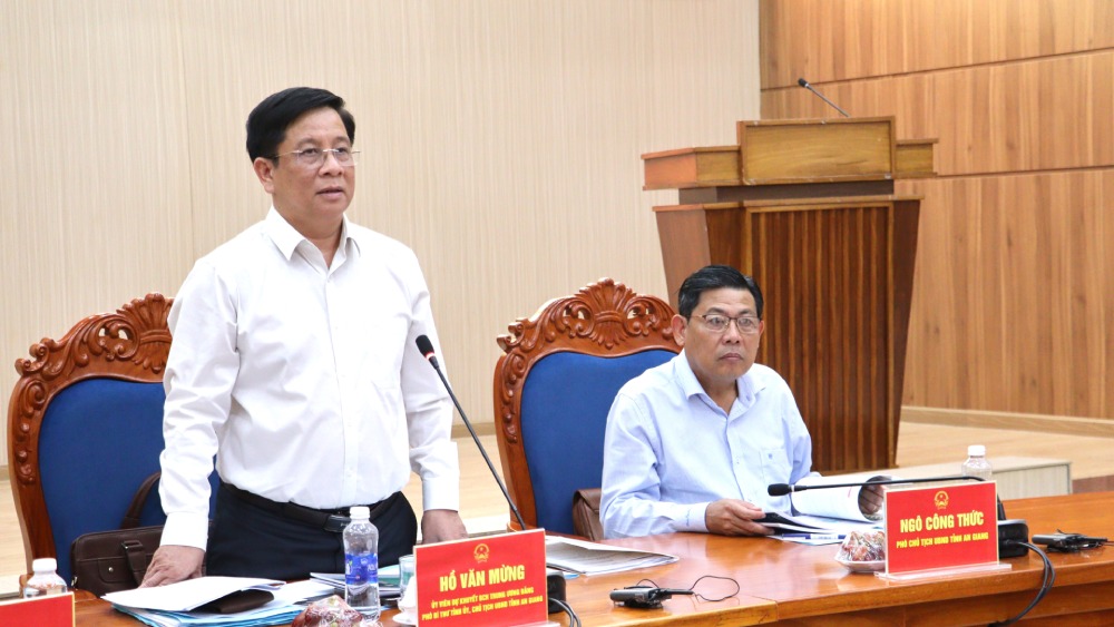 アンザン省人民委員会のホー・ヴァン・ムン委員長は、2021年から2030年までのアンザン省の計画調整、2050年までのビジョンは、アンザン省が飛躍する機会であると強調しました。写真:Ngoc Mai