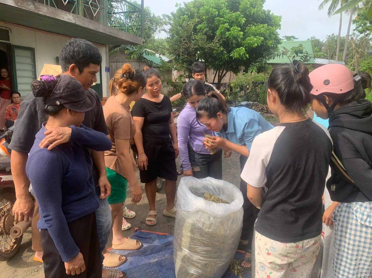 Ba con duoc huong dan ve viec lua chon thuc an, cham soc gia suc. Anh: Bao Lam