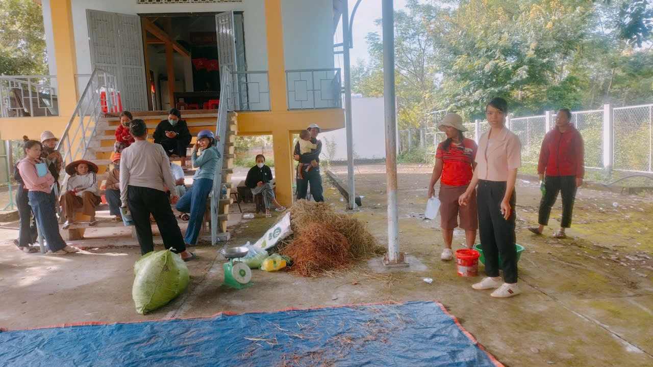 Cac lop dao tao nghe chan nuoi mo ra co hoi thoat ngheo ben vung cho ba con. Anh: Bao Lam